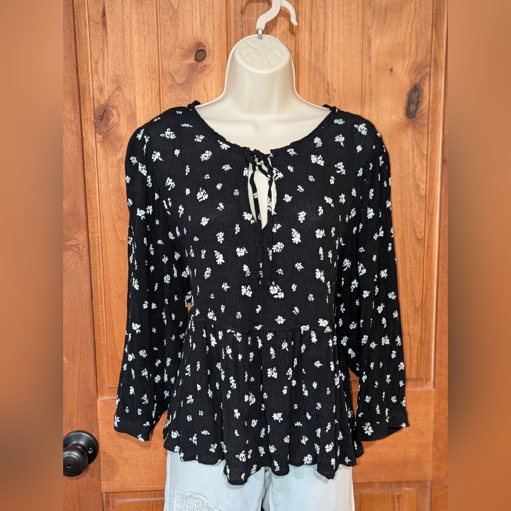 SO Black and White Floral Top‎